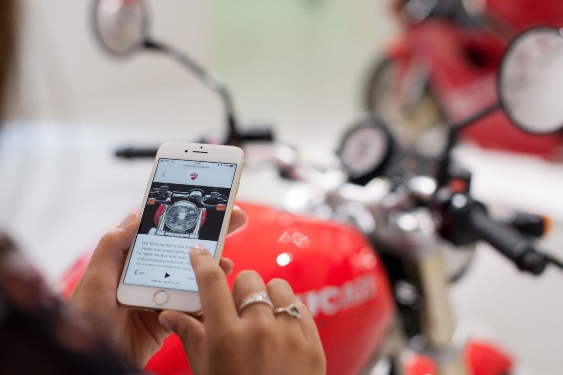 <div class='descrGalleryTitle'>DUCATI</div><div class='descrGalleryText'><p>Grazie a Street View di Google invece è possibile scoprire da vicino il Museo Ducati di Borgo Panigale. <b><u><a href="https://www.google.it/maps/@44.5160516,11.2684186,3a,75y,268.26h,81.53t/data=!3m7!1e1!3m5!1sAF1QipO8ZZwWqP5D9PKkxkJPG-0bzgVM2V81RoLY5T0!2e10!3e11!7i13312!8i6656">Cliccando qui</a></u></b> si può accedere alla bellissima struttura che ospita tutti i&nbsp;modelli storici della Casa emiliana, dal Cucciolo alle moto che hanno segnato l’<b><u><a href="https://www.dueruote.it/foto/moto-scooter/2019/07/10/ducati-916-storia-e-versioni.html">epopea&nbsp;sportiva</a></u></b> della Rossa delle due ruote. E non manca un richiamo alle origini dell’azienda,&nbsp;<span style="font-size: 0.8125rem; background-color: transparent;">quando produceva apparecchi radiofonici.</span></p>
</div>